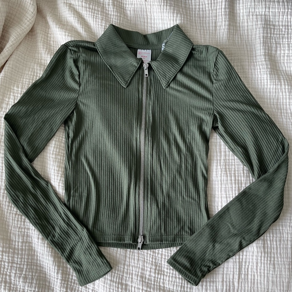 Green zip up fitted shirt, size XS. Never worn